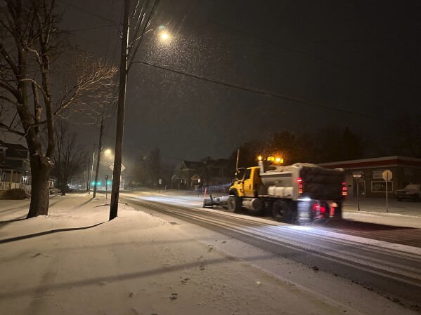 一场大型冬季风暴威胁美国中部部分地区，带来降雪、结冰甚至暴风雪