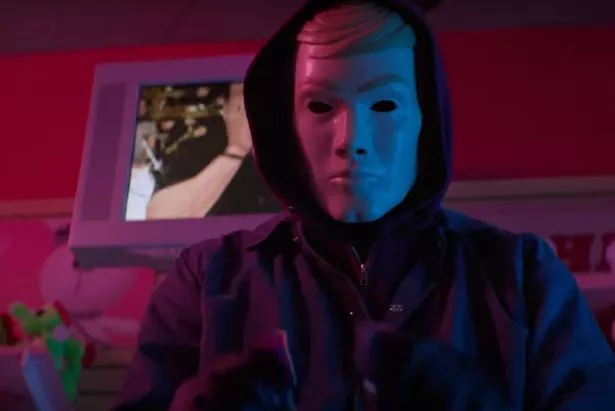 《时间切割》的结局解释为Netflix电影揭开了杀手的面具，并带来了意想不到的角色转折